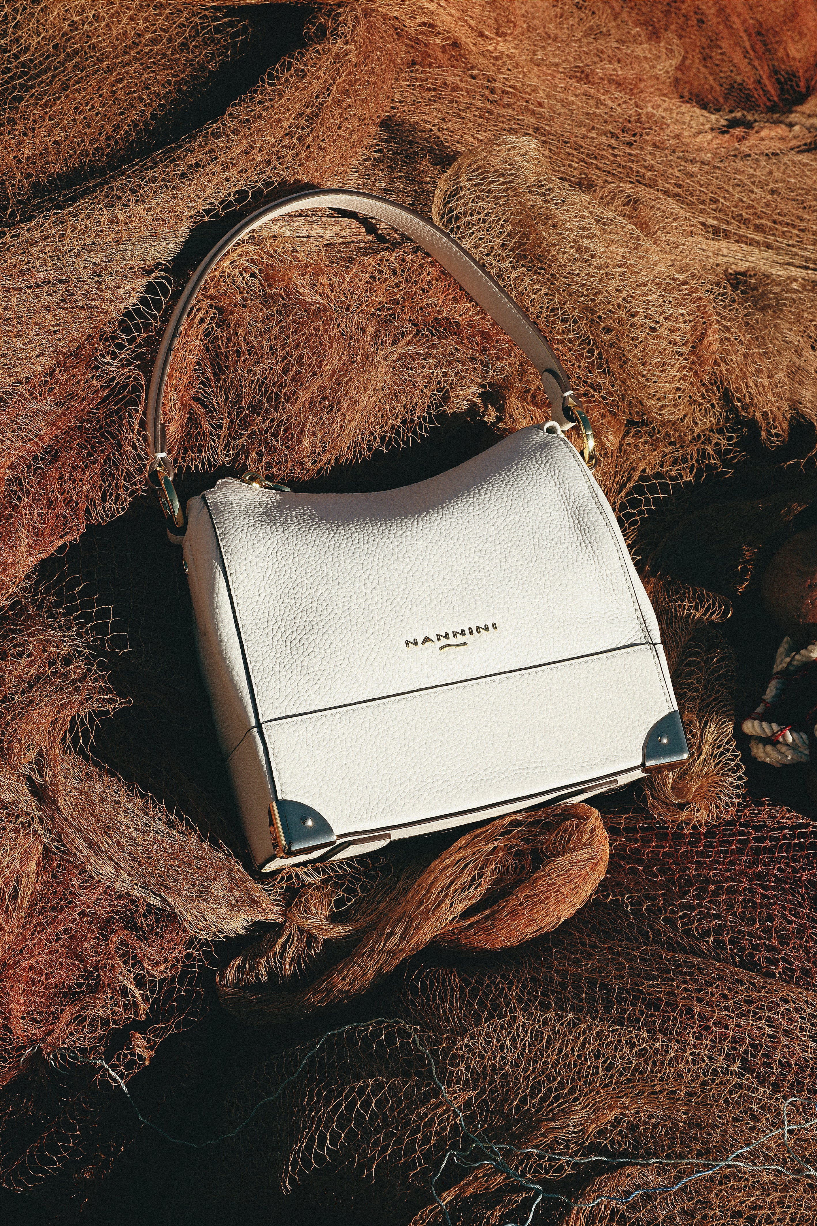 NANNINI Borsa a mano martellata con motivo floreale rossa